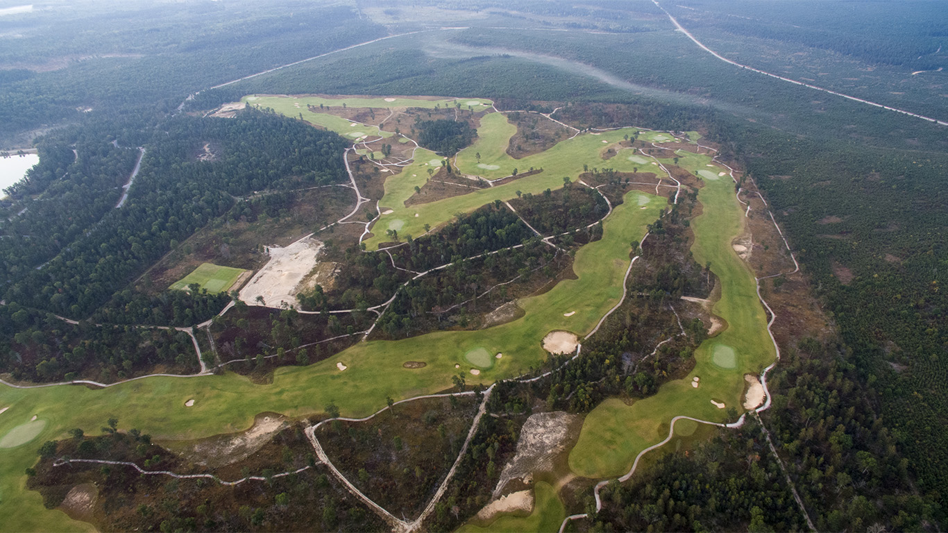 An aerial of Tom Doak's The Loop